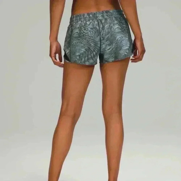 Lululemon Women’s Hotty Hot Low Rise Multi Colored Shorts Size 4 Tall - Picture 2 of 14